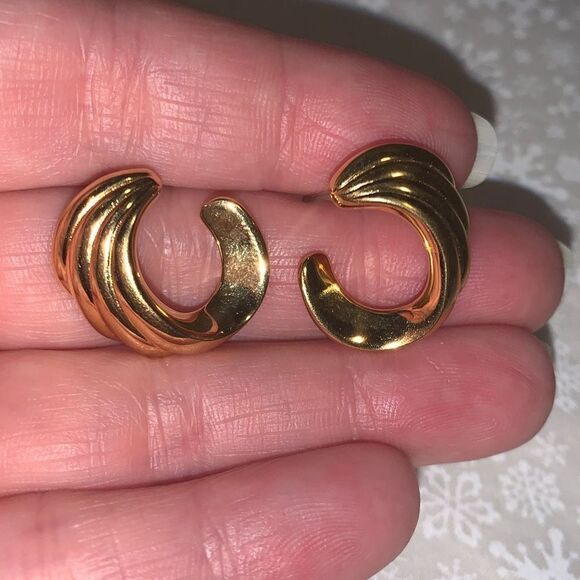 Vintage Crown Trifari Gold Pierced Hoop Earrings - Picture 4 of 16
